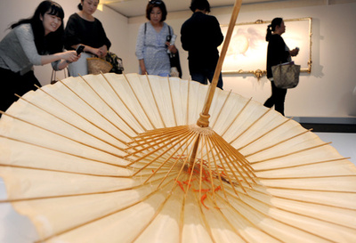 本物そっくり金魚アートにうっとり、都内で回顧展