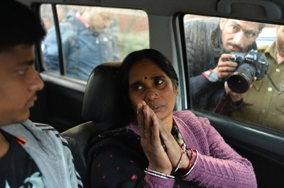 バス内集団レイプ事件から5年超…警察の対応改善進まず インド