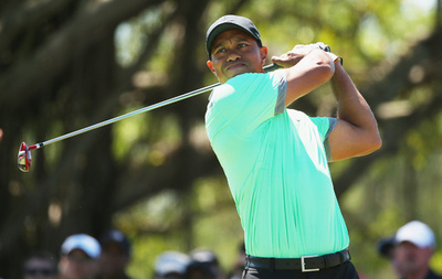 ウッズが猛チャージで4位タイに浮上、キャデラック選手権