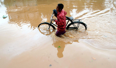 南アジアの洪水、インド・バングラデシュで1350万人が被災