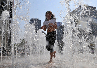 夏日のソウル、噴水で涼む女の子たち