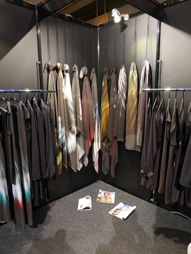 斬新なプリントと優美なドレープ、「アントニア ゴイ」