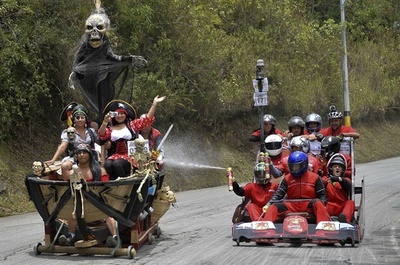 手作りカートで疾走、コロンビアで「カーフェスティバル」
