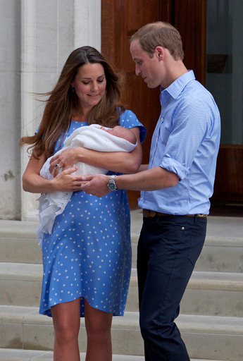 キャサリン妃、退院の際に着用したのは「ジェニー・パッカム」の水玉ワンピ