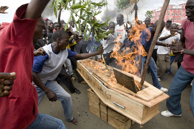 ケニアで警察とデモ隊が衝突、死者2人など