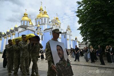 「明るく才能ある」若手俳優、前線で戦死 キーウで葬儀 ウクライナ