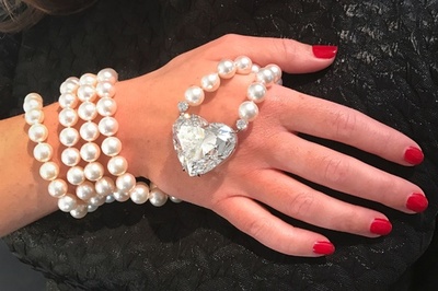 「完璧」なハート形ダイヤのペンダント、 推定22.5億円