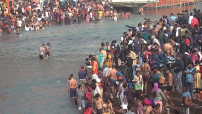 動画：マスクより信仰が身を守る ガンジス川で多数が沐浴 インド