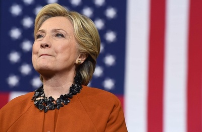 FBI、クリントン氏メール問題の調査再開 選挙戦に打撃