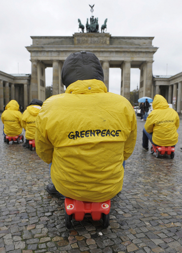 おもちゃの車に乗って政府に抗議、ドイツ