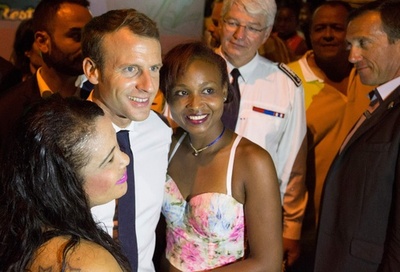 仏領ギアナ訪問のマクロン大統領、大麻のにおいに気付く