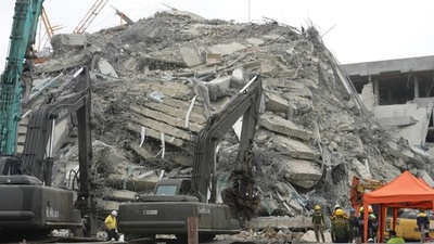 動画:タイ当局、地震で倒壊のビル調査 数十人が依然不明