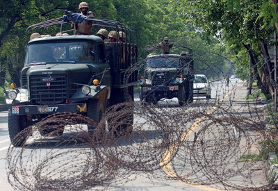 モスク立てこもり事件で戦闘激化、学生1人が死亡