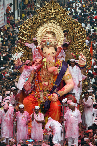 「ガネーシャ祭」最終日、神さまは海へ川へ