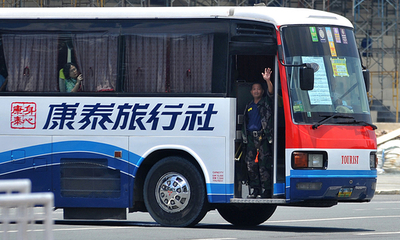 マニラで観光バスジャック、外国人ツアー客22人が人質に