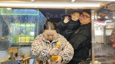 聴力障害者の夫婦 初めて聞いた4歳愛娘の声に涙 中国