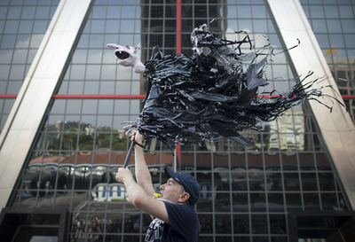 スペイン国債、3段階引き下げ 格付けフィッチ