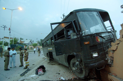 首相訪問を控えたカシミールで自爆テロ - インド