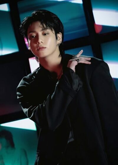 BTSのジョングク、除隊記念に中国ファンクラブが超大型バス広告で応援