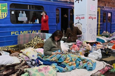 爆撃から逃れて…地下鉄駅で新生活 ウクライナ東部