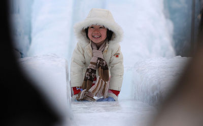 7色の灯りがともる幻想的な支笏湖 恒例の氷濤まつり 北海道