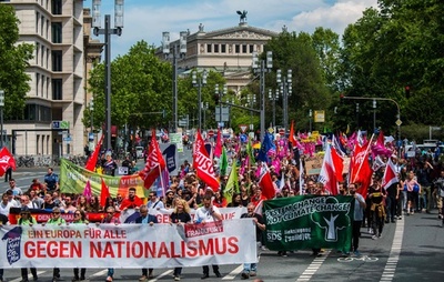 独各地で反国家主義デモ、伊では欧州右派勢力結集 欧州議会選前夜