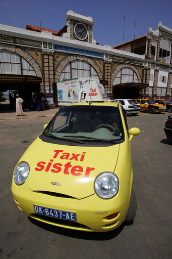 イスラム教国セネガルで、女性タクシー運転手2000人を育成