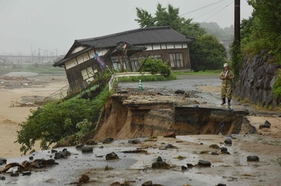 九州北部豪雨、救助活動続く 8日にかけて雨の見込み