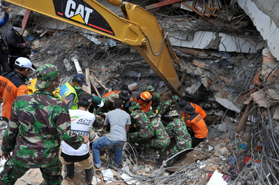 スマトラ島沖地震、最大で4000人ががれきの下に