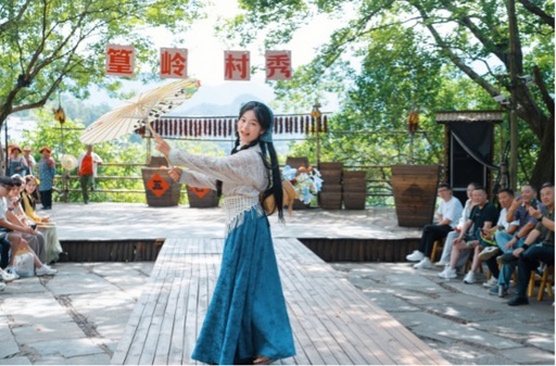 中国・江西省の古村で人気　伝統の「秋晒し」を衣装で体験