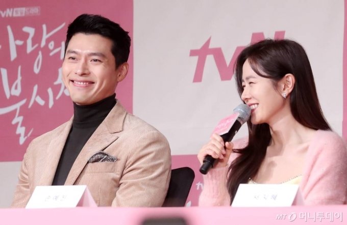 記者会見に臨む俳優ヒョンビンとソン・イェジン(c)MONEY TODAY