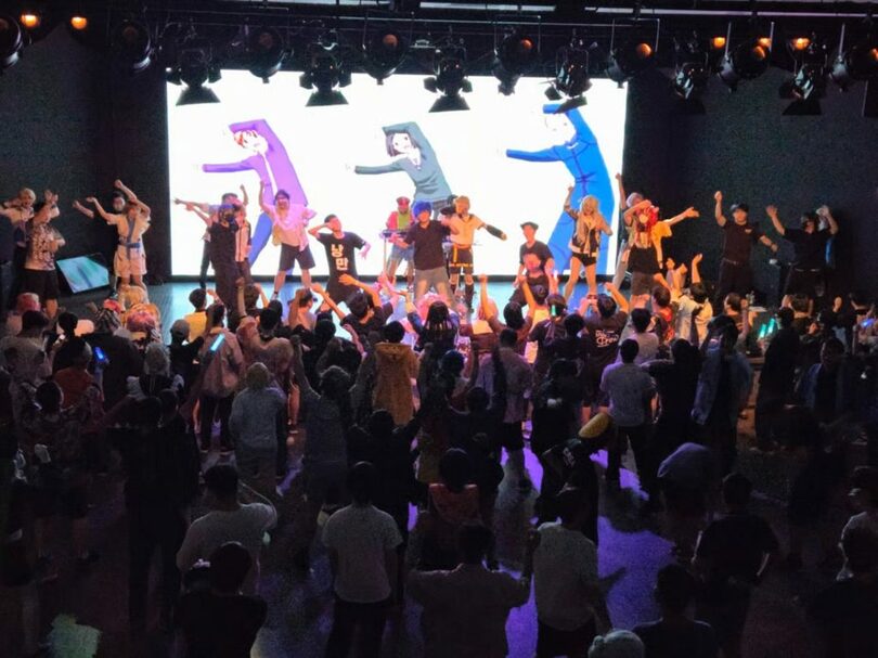 現代百貨店新村館のサブカルチャー特化空間である「スペース イラスタ」で、アニメの動作に合わせてダンスを踊るドクフたち=現代百貨店提供(c)MONEYTODAY