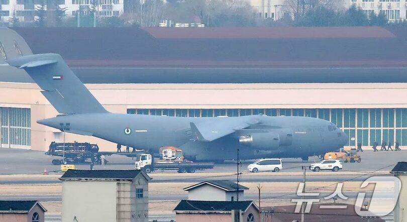 9日午後、大邱空港で、アラブ首長国連邦（UAE）のC-17輸送機に天弓Ⅱ誘導弾とみられる物資を積み込んでいる関係者(c)news1