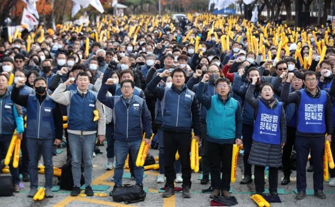 11月29日、ソウル・汝矣島（ヨイド）で決議大会を開いた全国公務員労働組合などの組合員(c)NEWSIS
