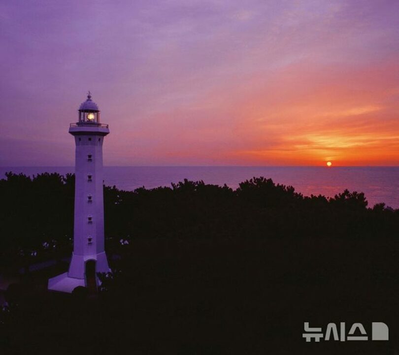 蔚気灯台と夕焼け＝韓国航路標識技術院提供(c)NEWSIS