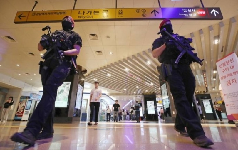 ソウル・江南駅でパトロールをする警察特攻隊員ら(c)MONEYTODAY
