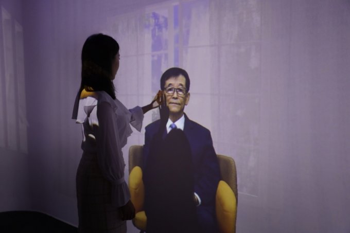 ある女性がディープ・ブレインAIの清潭洞スタジオショールームでAIヒューマンと会っている（写真は同社提供）(c)MONEYTODAY