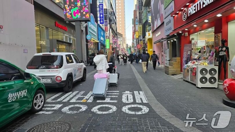 ソウル・明洞周辺を歩く外国人観光客(c)news1