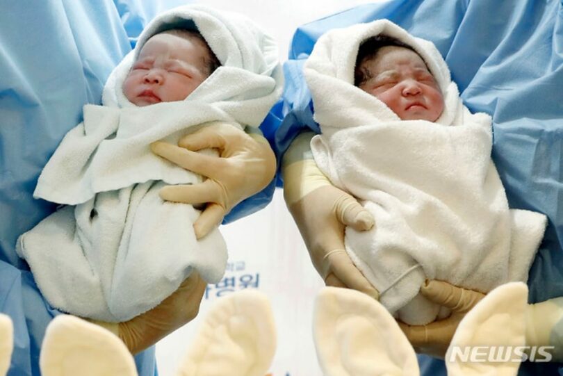 1月1日午前0時ごろ、京畿道高陽の病院で生まれた2023年新年の第一子(c)NEWSIS