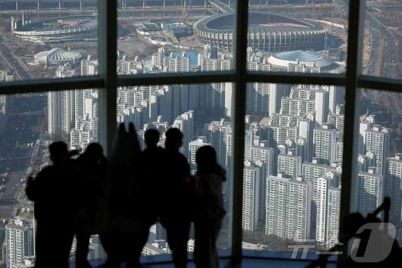 ソウル市松坡区オリンピック路のロッテワールドタワー・ソウルスカイ展望台から望む住宅街(c)news1