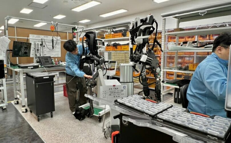 エンジェルロボティクス「プラネット河南」の「エンジェレックスM20」組み立て工程(c)KOREA WAVE