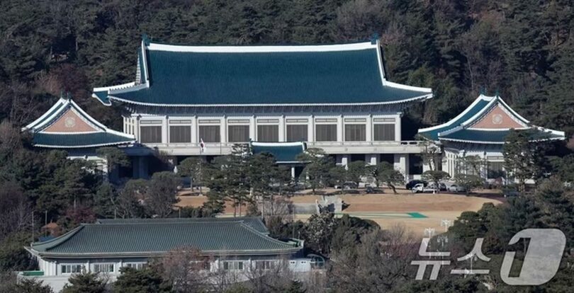 ソウル鍾路区の政府ソウル庁舎から望む青瓦台(c)news1