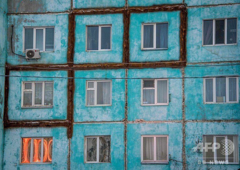 温暖化で解ける永久凍土 傾く建物、有害物質放出の恐れも シベリア