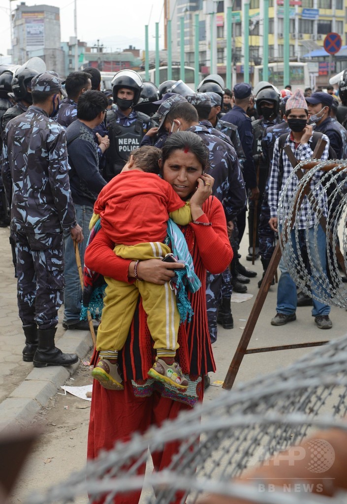 ネパール首都、被災者の怒り噴出 機動隊が出動