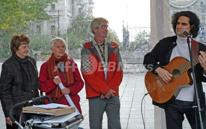 11年間世界を歩いたカナダ人男性、世界一周を達成