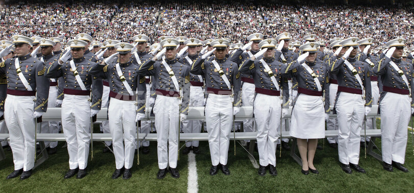 米陸軍士官学校で卒業式、恒例の帽子投げ