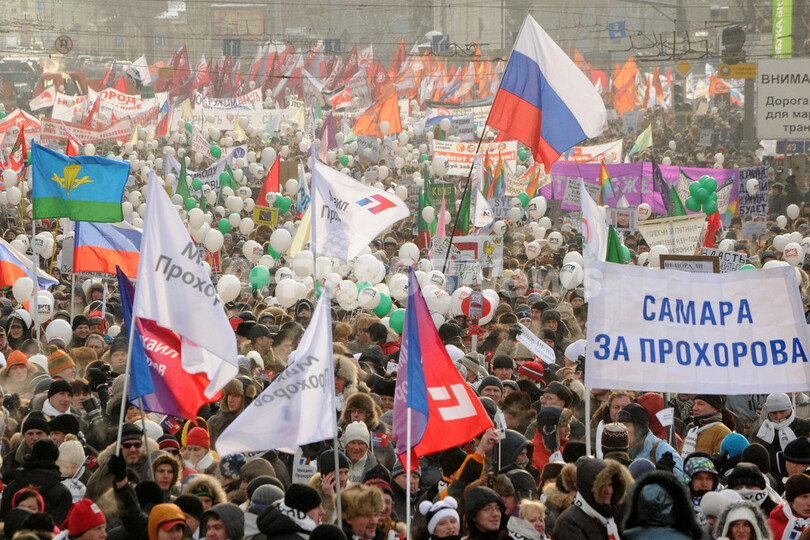 モスクワでプーチン支持派・反対派がデモ