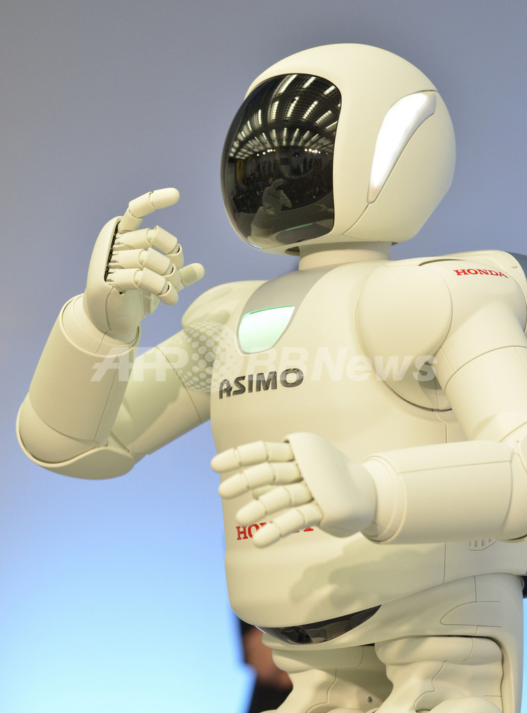 走る、跳ねる、お茶も注ぐ！新型「ASIMO」