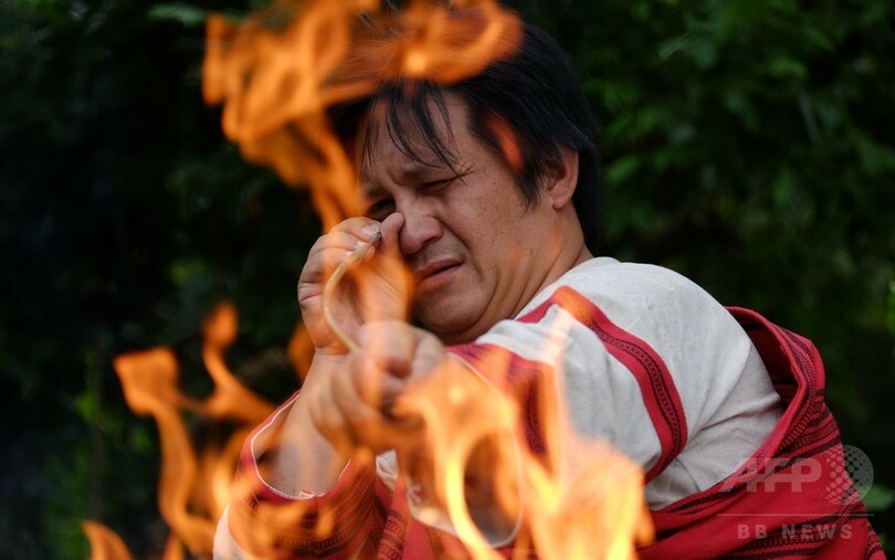 台湾伝統の弓矢をもう一度、先住民の男性が再現