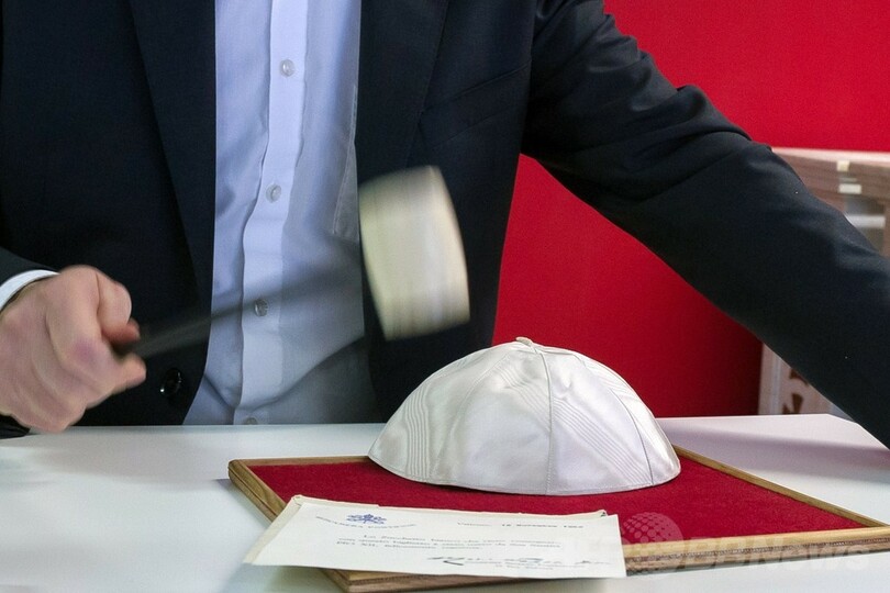 元ローマ法王の帽子、57万円で落札 仏